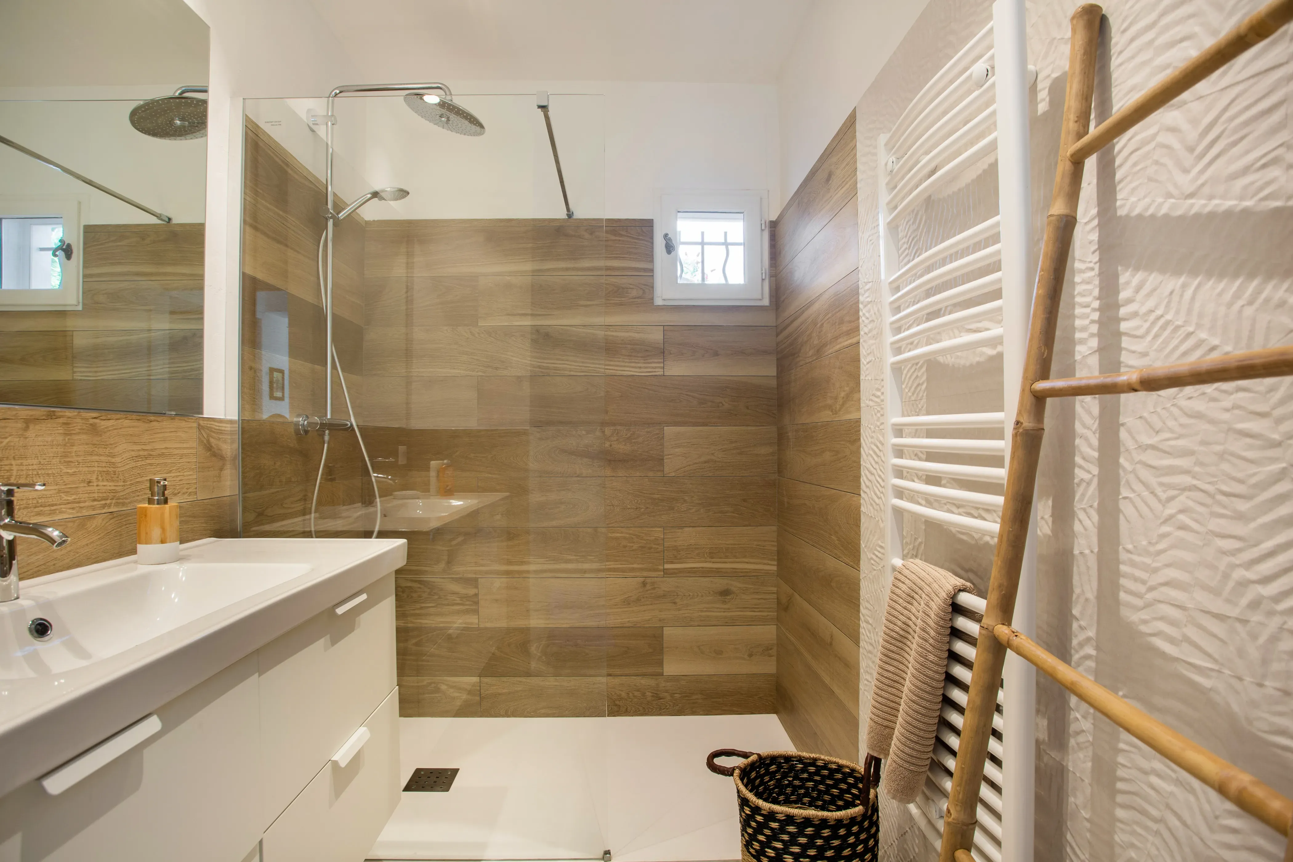Modern en-suite bathroom