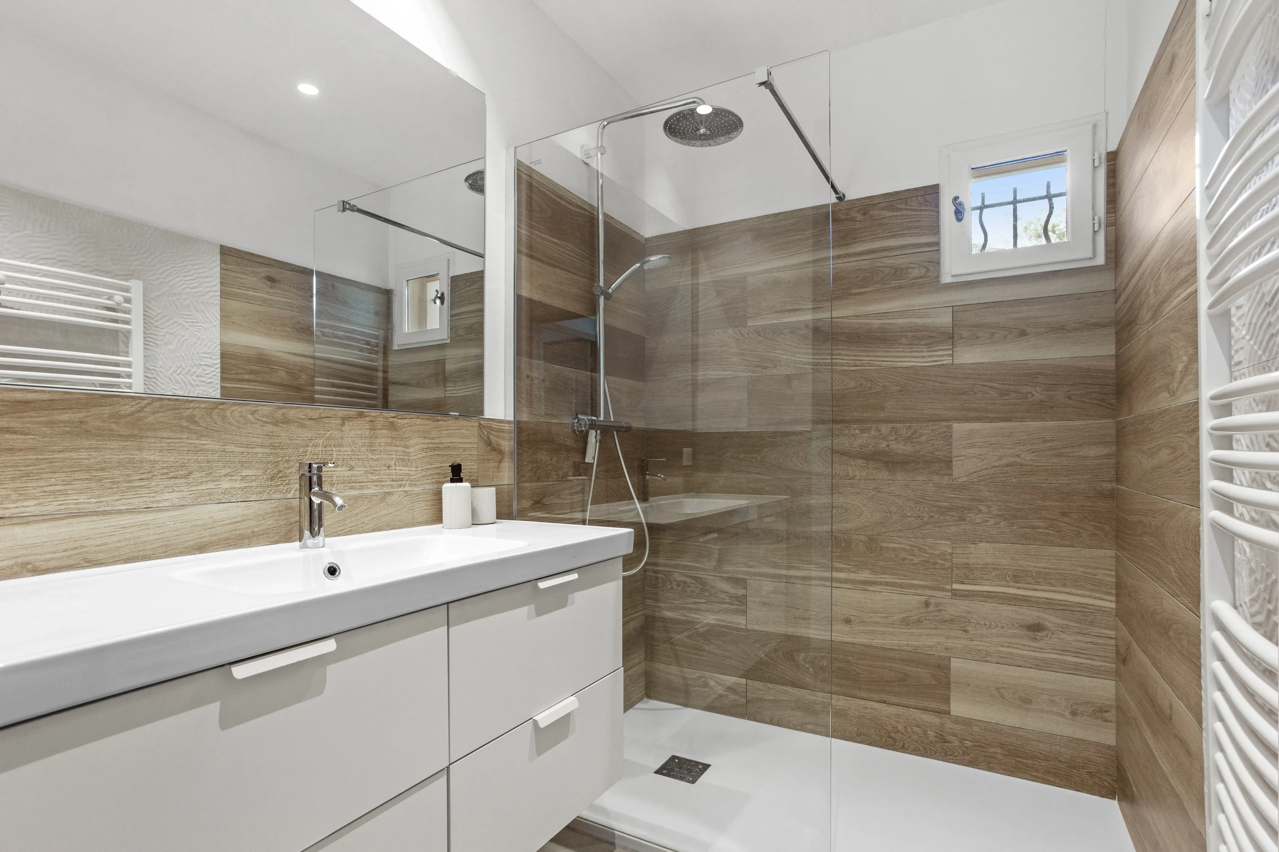 Modern en-suite bathroom