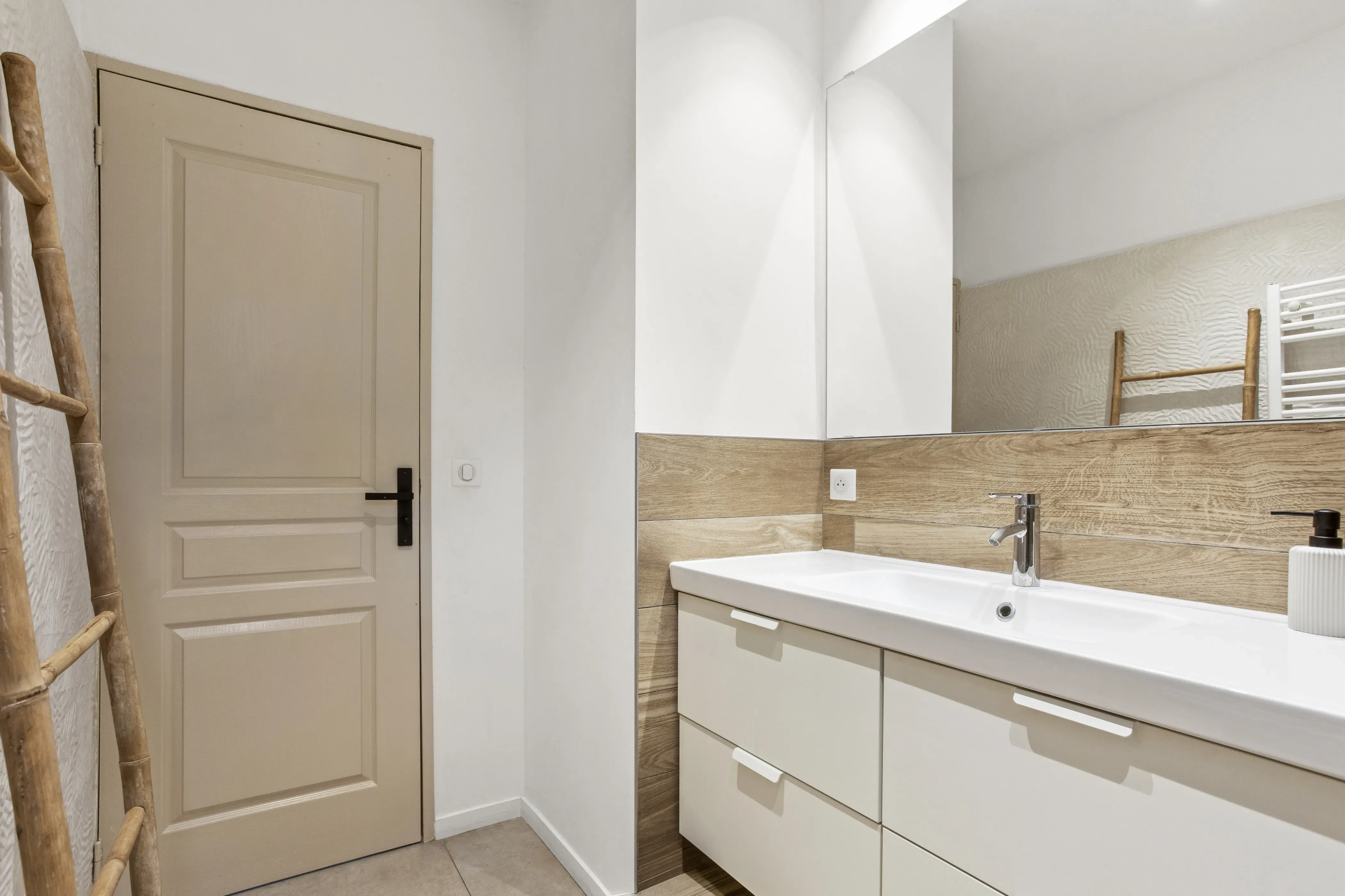 Bathroom vanity with refined finishes