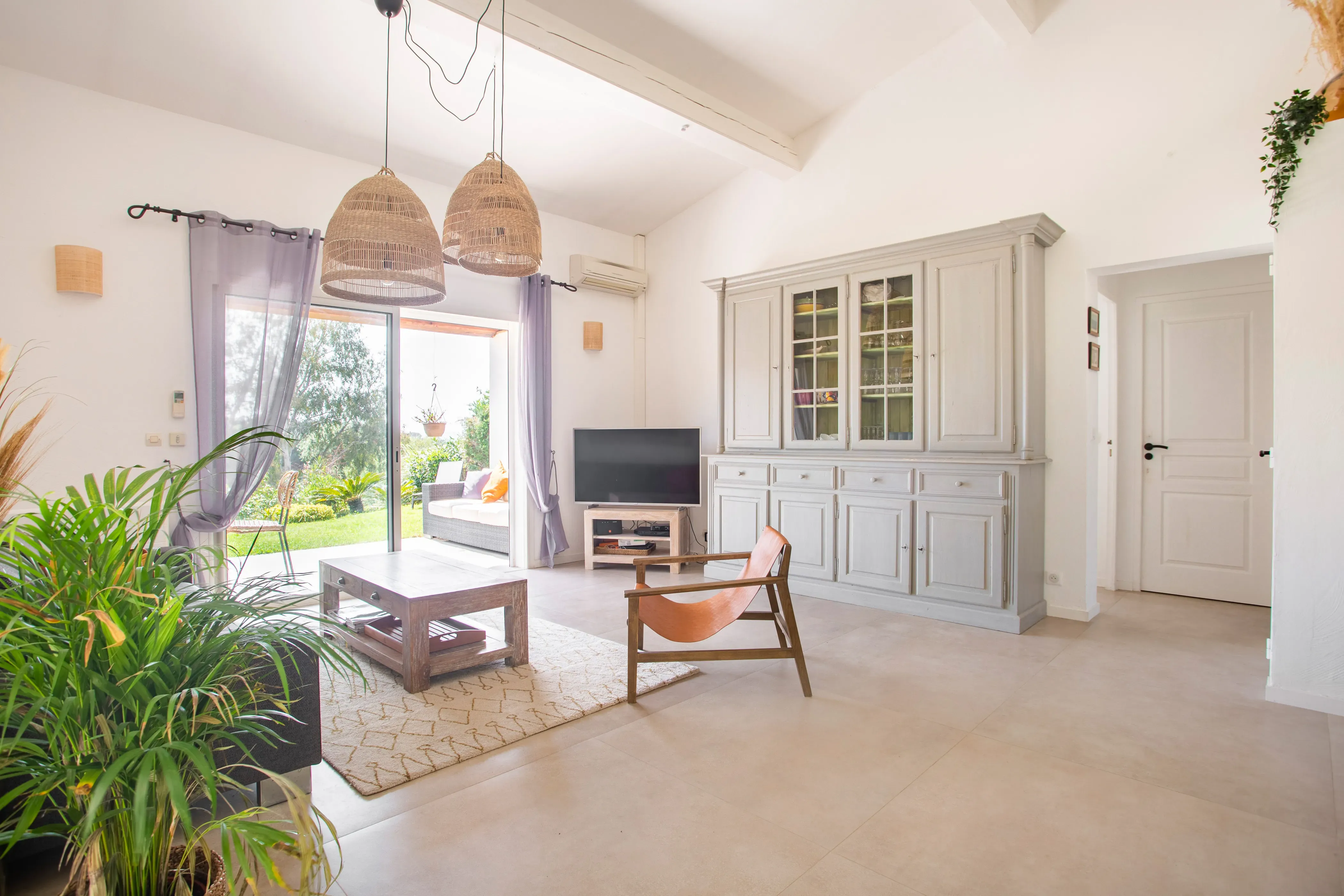 Espace salon baigné de lumière naturelle