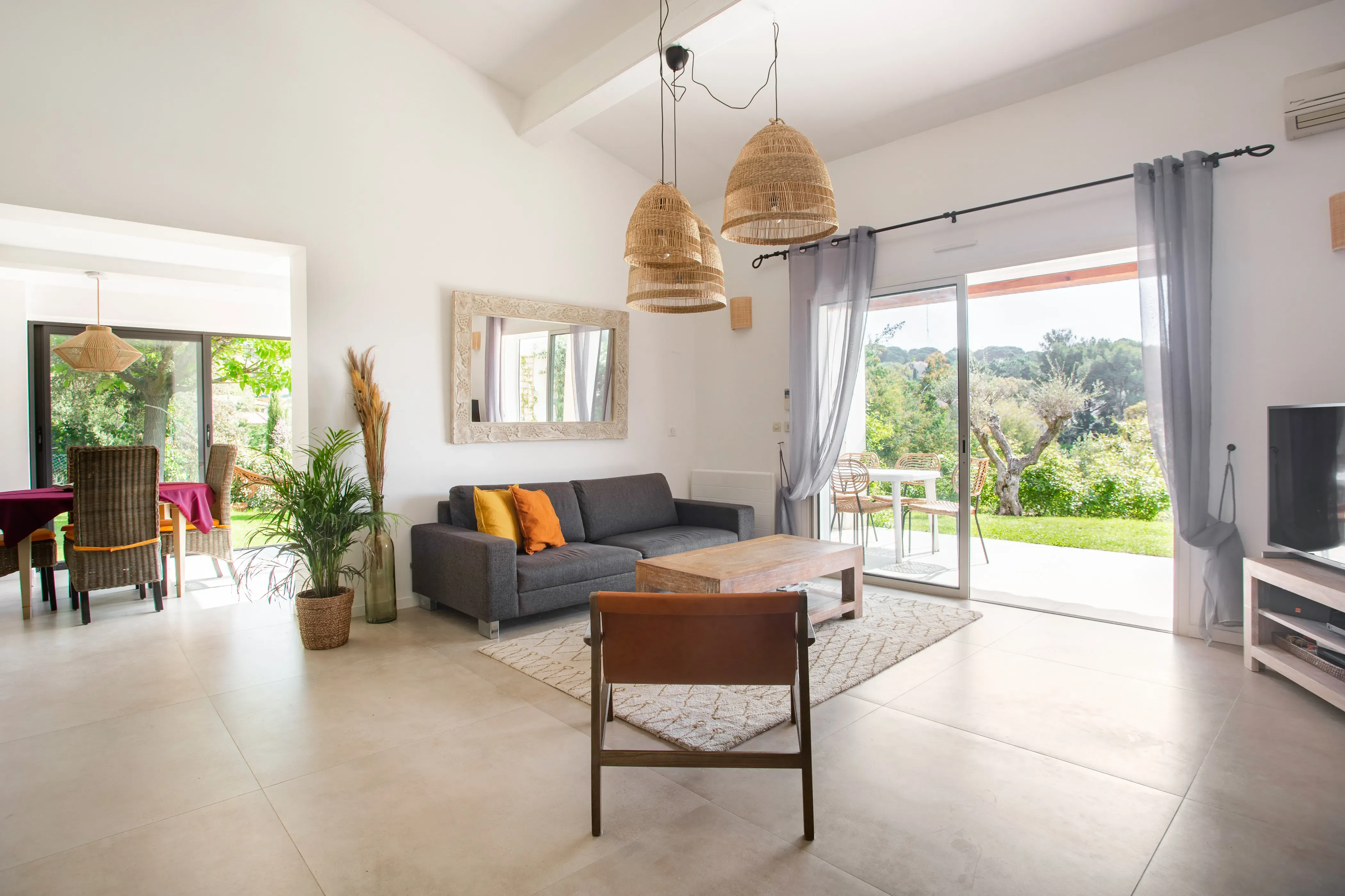 Salon chaleureux avec canapés confortables