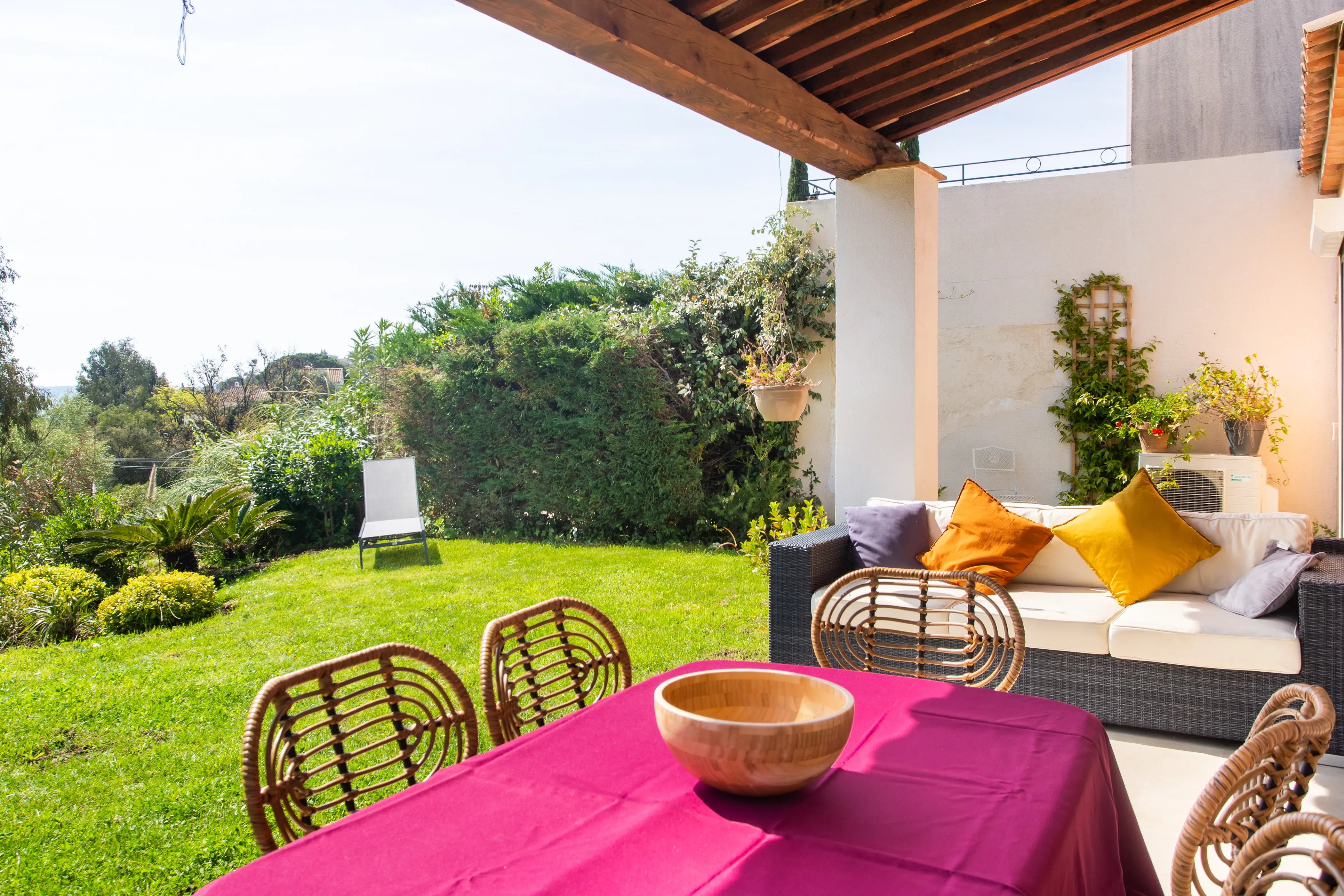Vue sur la piscine en fin de journée